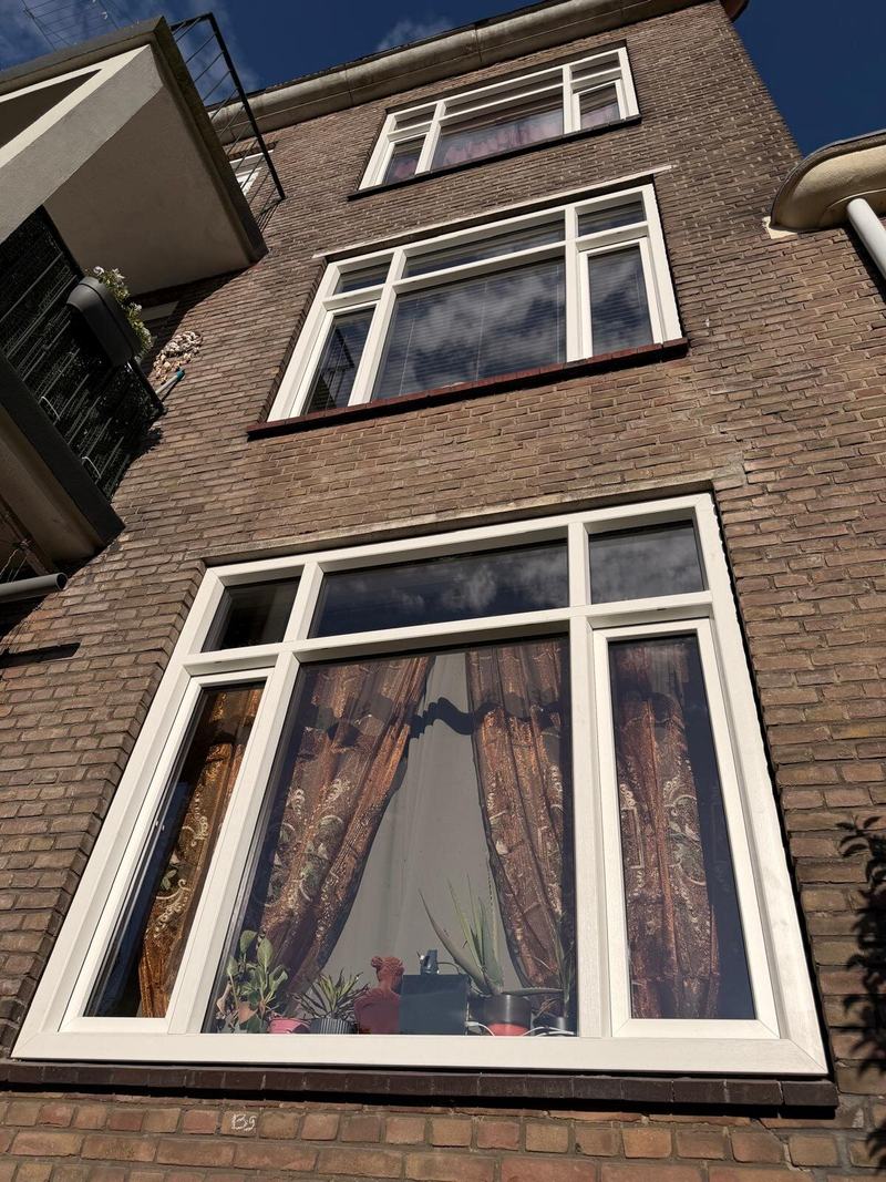 Nieuw wit kunststof kozijn met roedeverdeling in de gevel van BGS Rotterdam