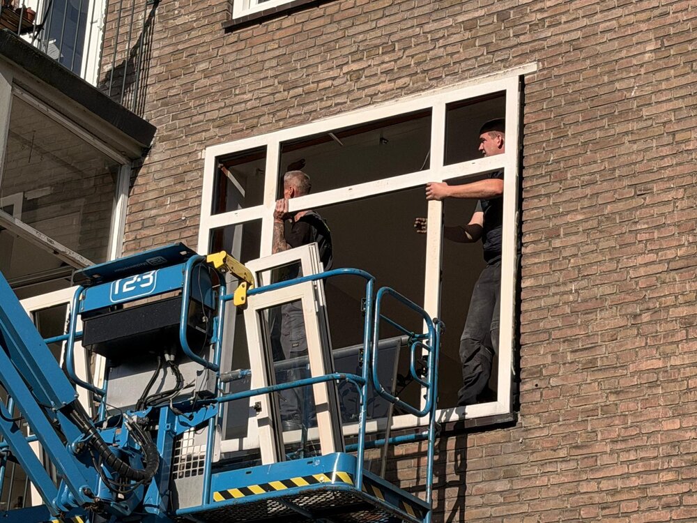 Zicht van binnenuit door nieuw raam over het voorterrein