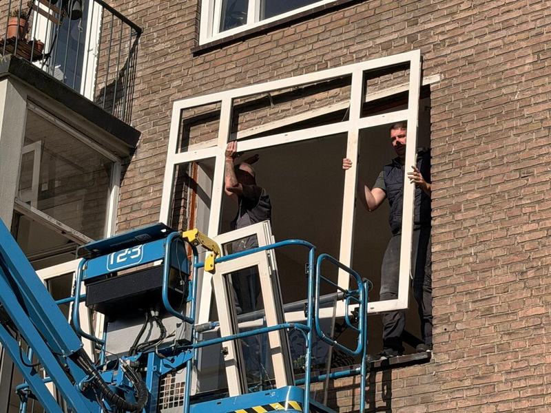 Nieuw kozijn wordt in de sparing gezet op de verdieping