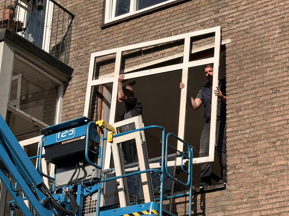 BGS Rotterdam: monteurs aan het werk aan kozijndetail
