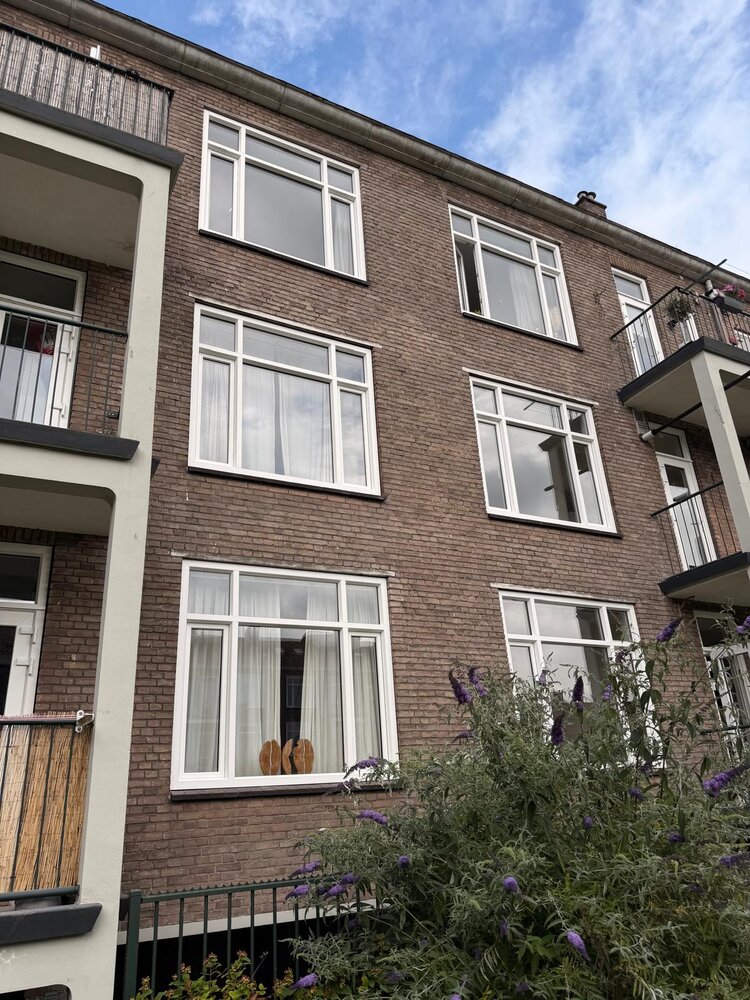 Monteurs plaatsen een kozijn vanaf een hoogwerker bij BGS Rotterdam