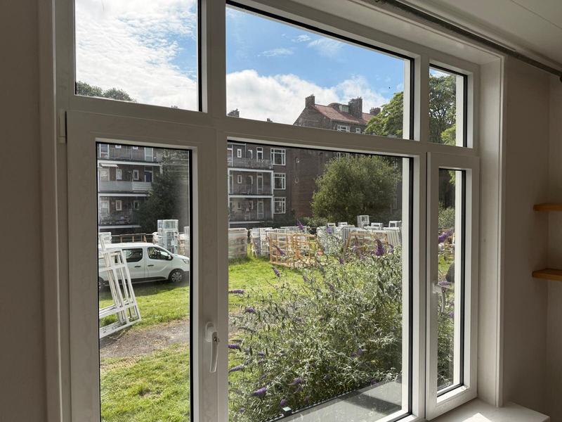 Nieuw kozijn met HR++ glas van binnenuit gezien