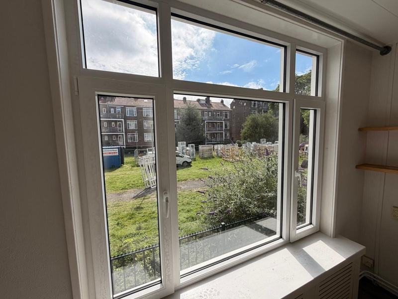 Nieuw raam met draaidelen, uitzicht op de binnentuin