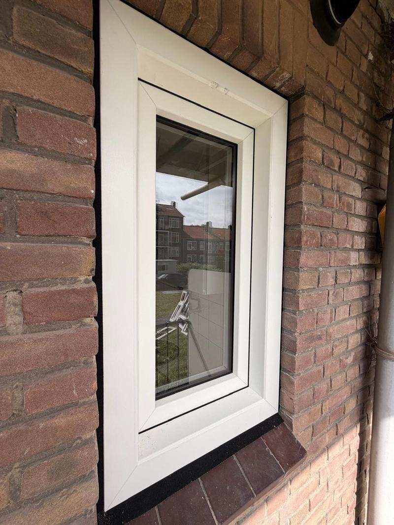 Nieuw draaikiepraam in het metselwerk