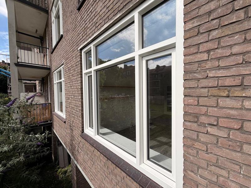 Nieuw kozijn in de hoek van de gevel naast de balkons