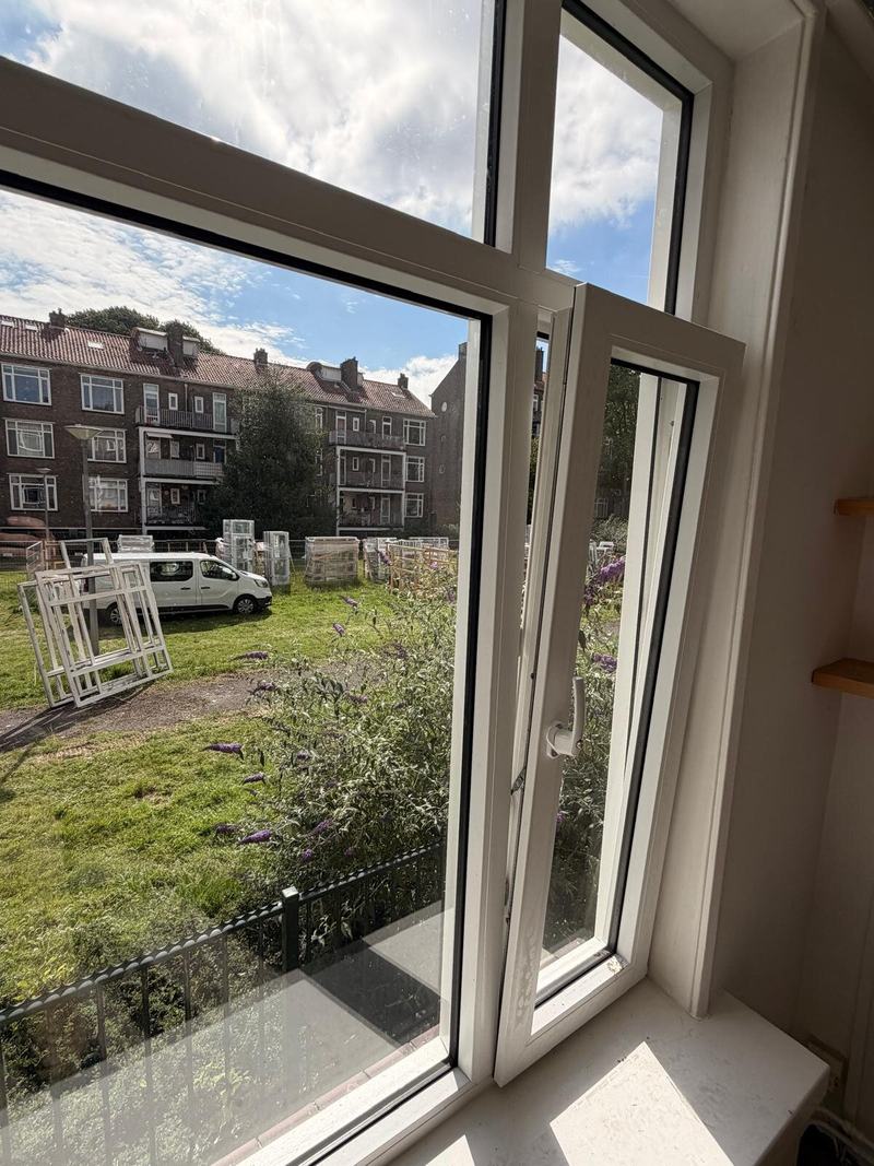 Nieuw kozijn van binnen, strak aangesloten op de dagkant