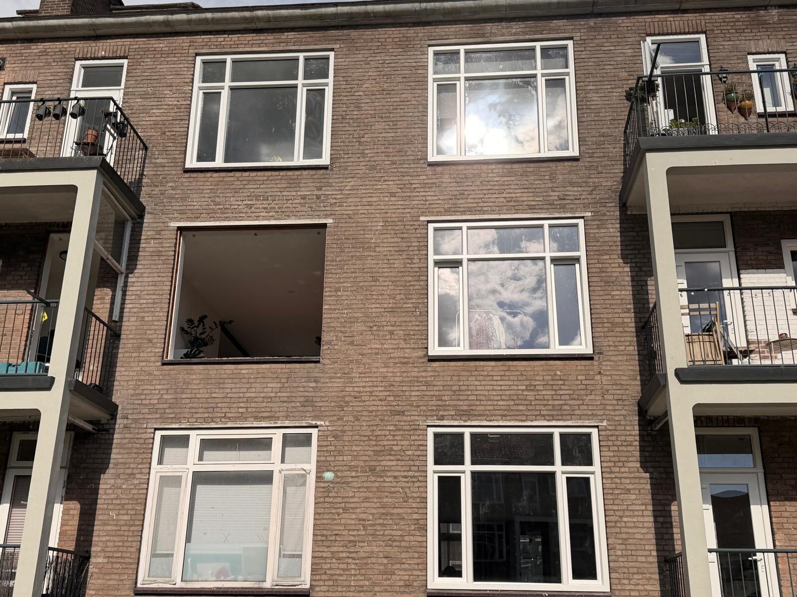 BGS Rotterdam: monteurs plaatsen een groot kozijn vanaf een hoogwerker