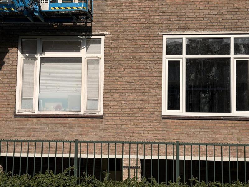 Begane grond met nieuwe kozijnen achter het hekwerk