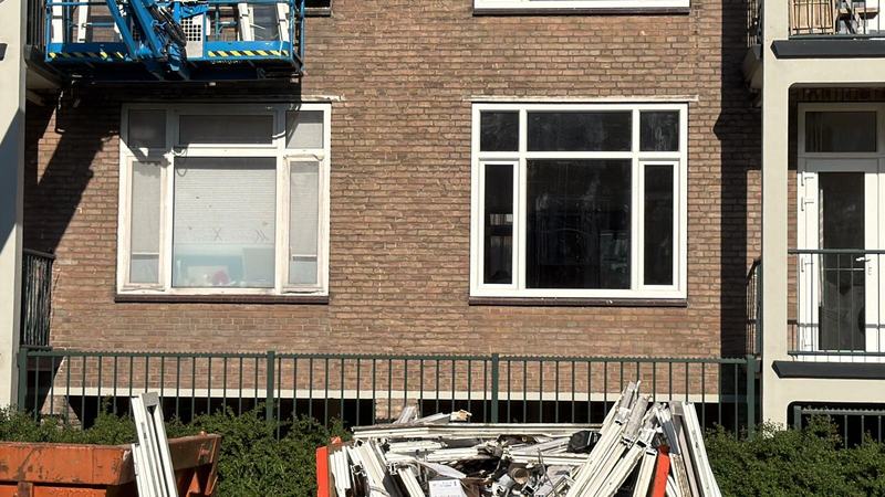 Oude kozijnen afgevoerd terwijl de nieuwe al geplaatst zijn