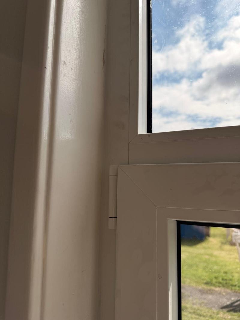 Detail van het hang- en sluitwerk aan de binnenzijde