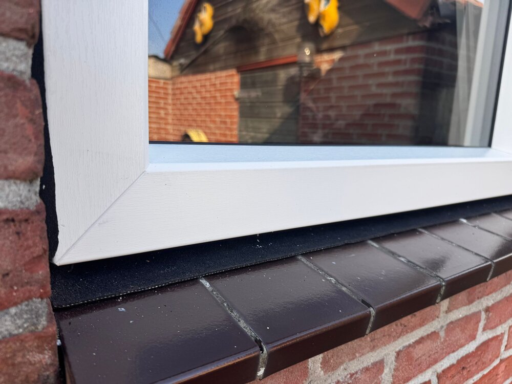 Kozijnhoek op raamdorpel met strakke afwerking