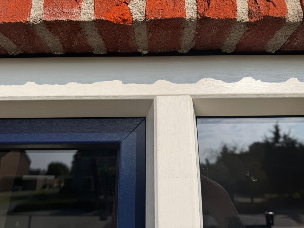Kozijnprofiel bij dorpel en glaslijst, close-up